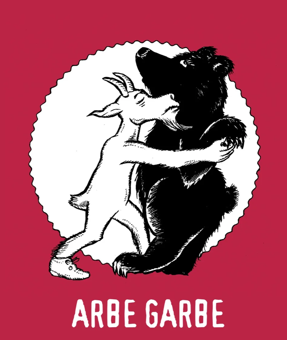 Illustrazione degli Arbe Garbe: una capra e un orso abbracciati, con la scritta Arbe Garbe